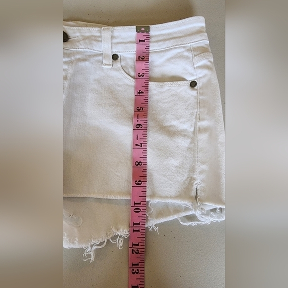 Paige Women's Raw Hem White Denim Shorts Size 29. - Picture 8 of 8